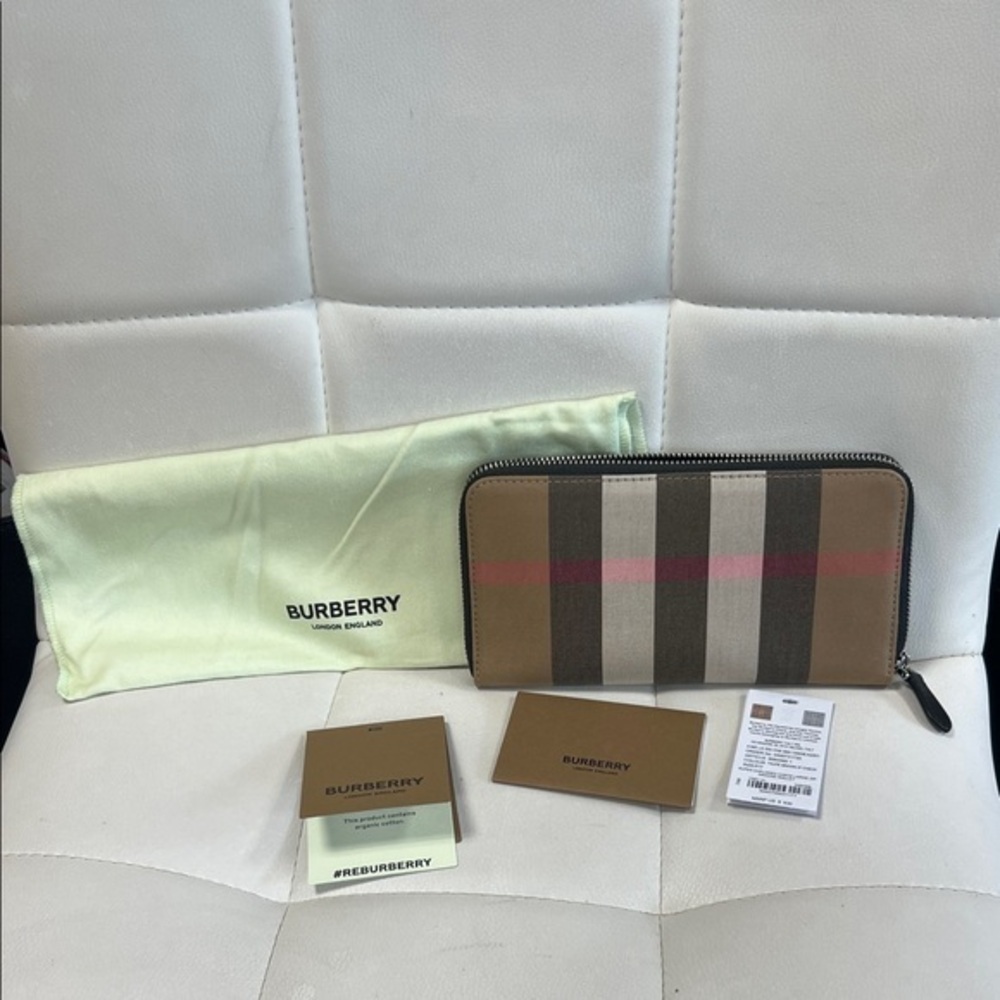 Burberry Tan and Pink Wallet Luxurious Accessory - Picture 1 of 4